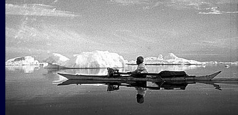 Groenlander kajakt door het ijs