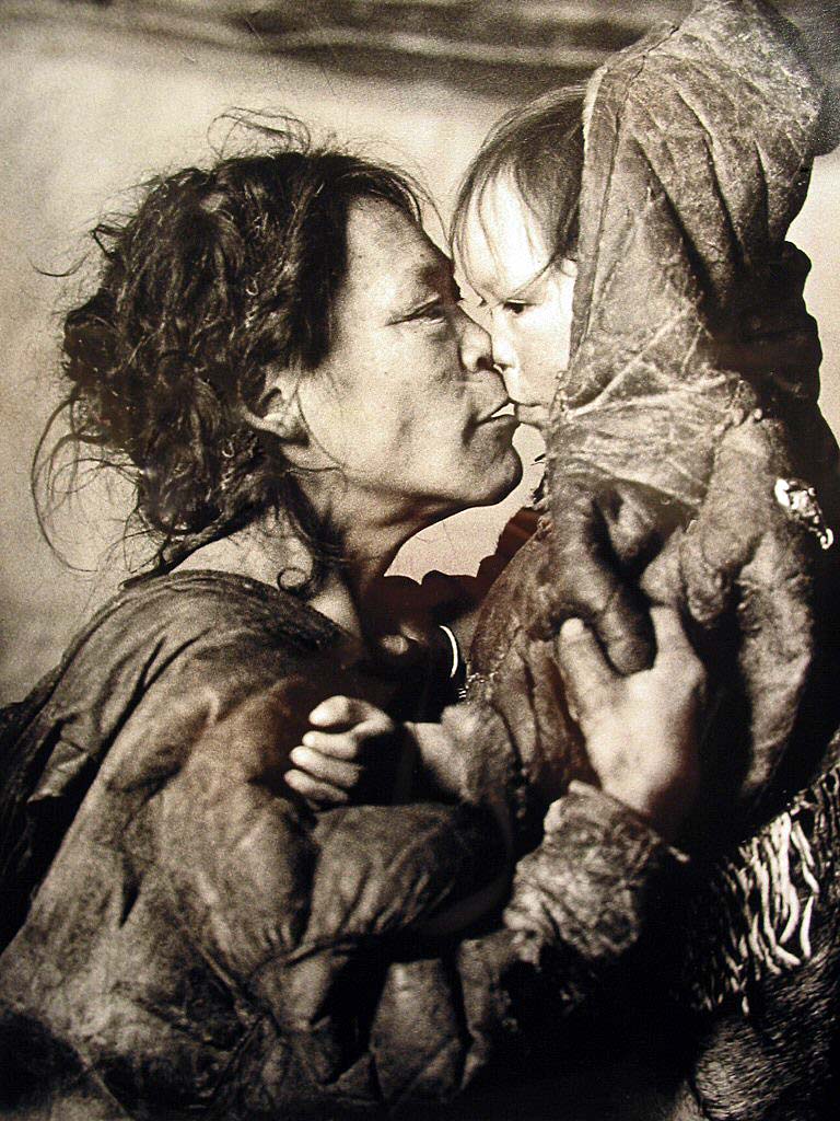 Inuit grootmoeder kust haar kleinzoon